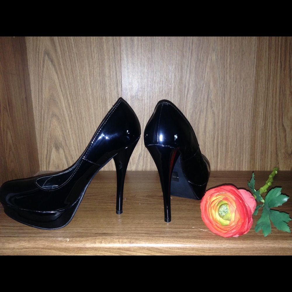 SHOES - Picture 2 of 4